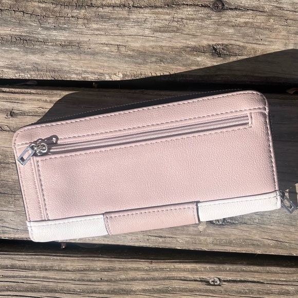 GUESS COLOR BLOCK NOELLE ZIP AROUND WALLET CLUTCH - Picture 7 of 10